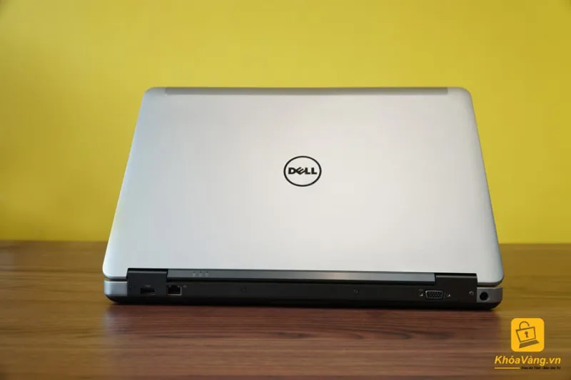 phần nắp màn hình bằng hợp kim nhôm là logo Dell màu bạc sang trọng.