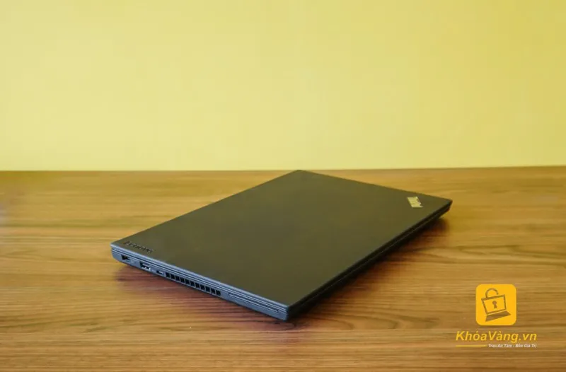  vẫn là một màu đen bao phủ toàn bộ chiếc máy này, tuy nhiên nó mờ hơn màu đen truyền thống, trông nó giống như ThinkPad X1 Carbon