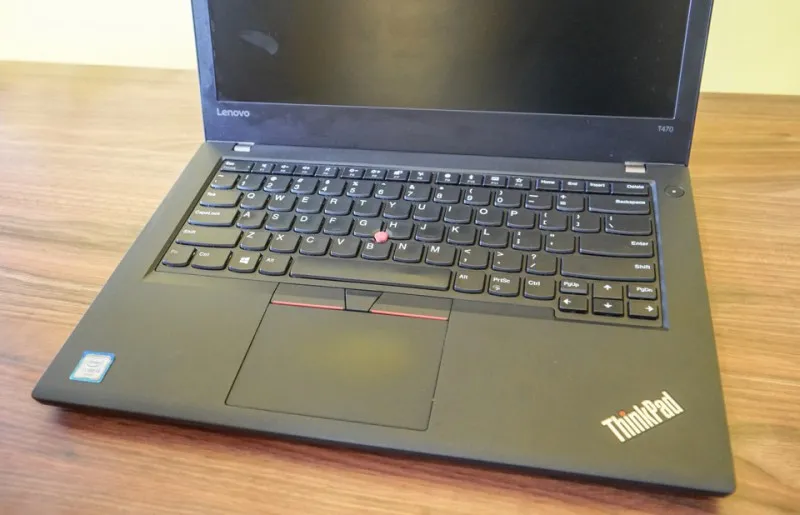 Lenovo ThinkPad T470 có kiểu dáng thiết kế đẹp, hình chữ nhật, nổi bật với logo ThinkPad và Lenovo ở phía nắp mặt trên.