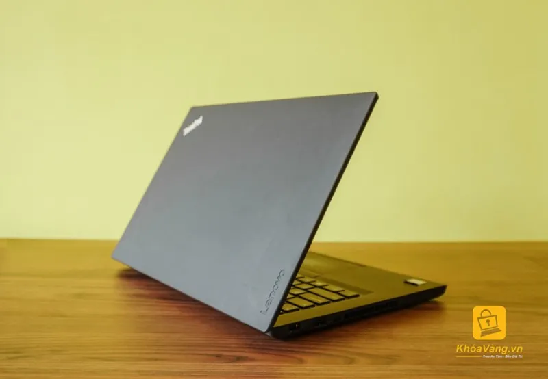 ThinkPad T470 có kích thước 336.6mm x 232.5mm x 19.95mm và nặng 1.65kg, mỏng và nhẹ hơn 