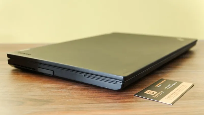  Cạnh trái: ExpressCard (34 mm), đầu đọc SmartCard