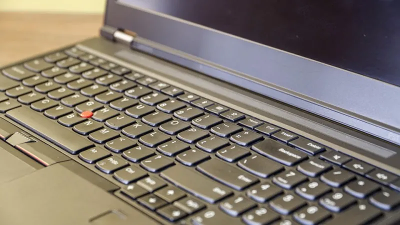 với kích thước chính xác là 4 x 2,2 inch trên ThinkPad P51. Được làm bằng chất liệu mờ mà Lenovo gọi là "lụa pha lê"