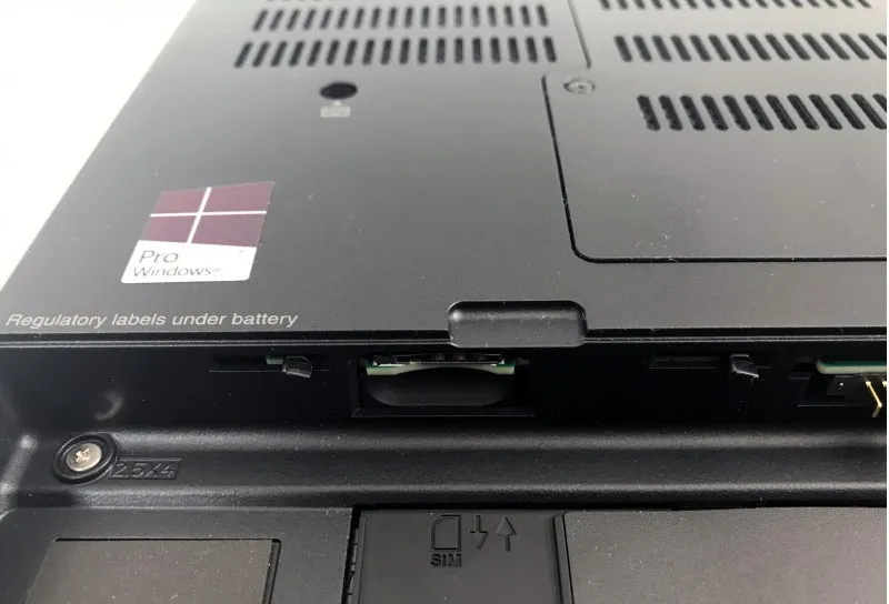 P51 đã được chuẩn bị 1 modem LTE. Khe cắm Micro-SIM tương ứng được đặt bên trong khay pin, cũng có thể nhìn thấy trên hình bên phải.