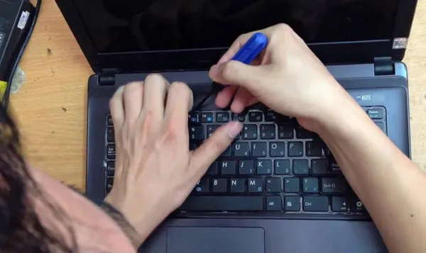 Cách mở laptop Dell để vệ sinh