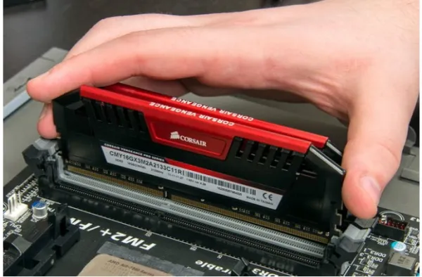  Lắp RAM mới vào laptop