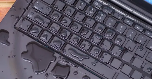 Laptop bị đổ nước vào bàn phím có ảnh hưởng không