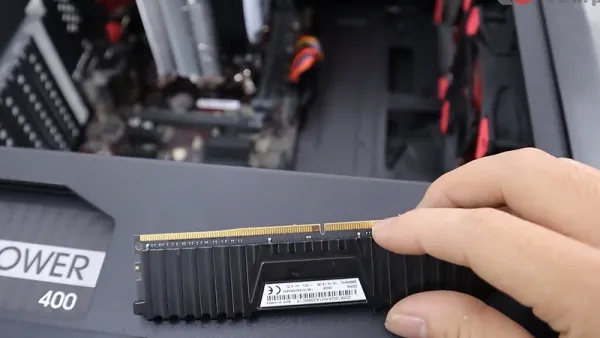 Lỏng khe cắm RAM cũng khiến laptop bật không lên quạt vẫn chạy
