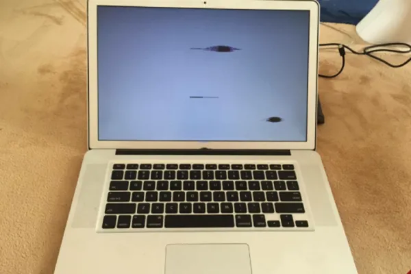Cách khắc phục tình trạng màn hình laptop bị chấm đen