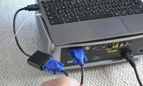  Cắm cáp kết nối với cổng VGA giữa máy chiếu và laptop