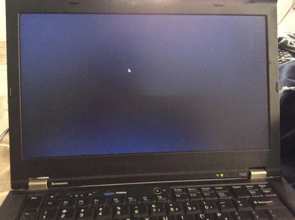 Lỗi màn hình laptop bị đen chỉ thấy chuột là gì