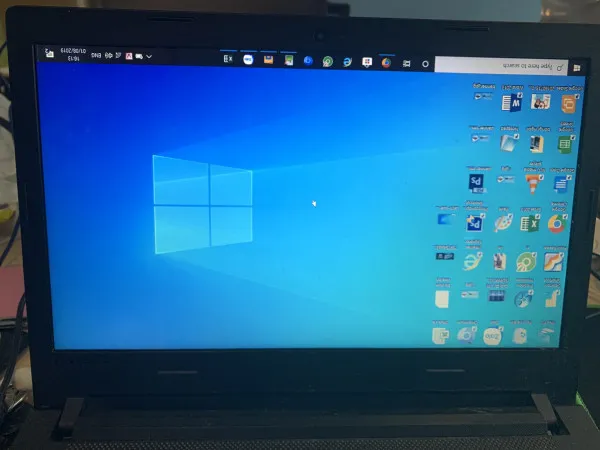 Lý do khiến màn hình laptop bị lật ngược
