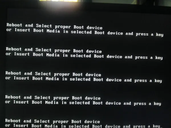 Lỗi Reboot and Select Proper Boot Device trên laptop là gì?
