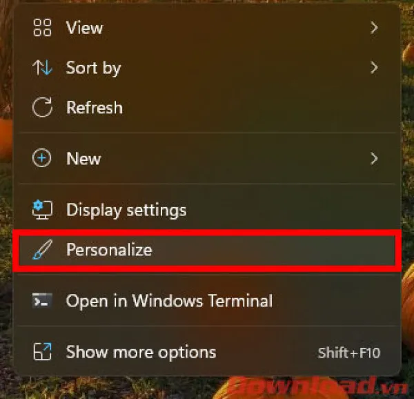 trước tiên hãy nhấp chuột phải vào vùng trống trên màn hình và chọn “Personalize” xuất hiện trong menu.
