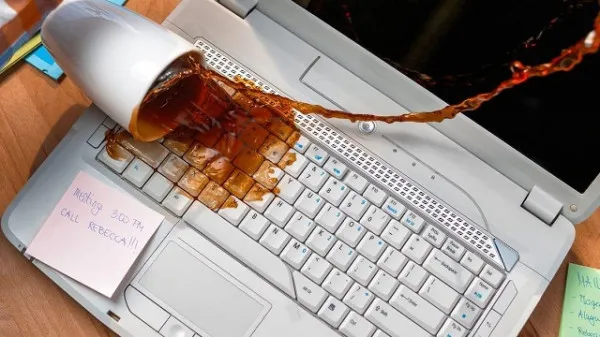 Bàn phím laptop bị liệt do nước ngấm vào khiến không gõ được dấu