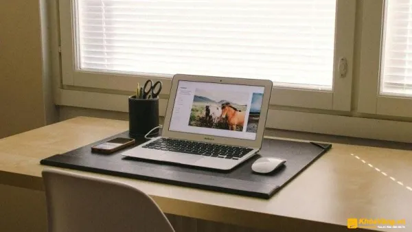 Đặt laptop nơi thoáng khí để thoát nhiệt tốt