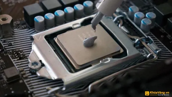 Tra keo tản nhiệt cho CPU là cách làm mát laptop phổ biến