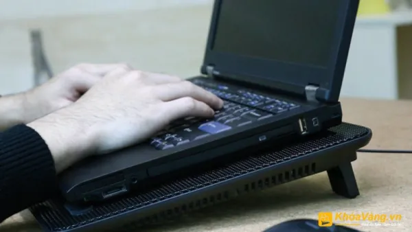 Sử dụng đế tản nhiệt khi dùng máy tính, laptop