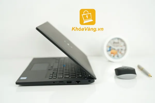 Cổng bên phải của Dell Latitude 7480