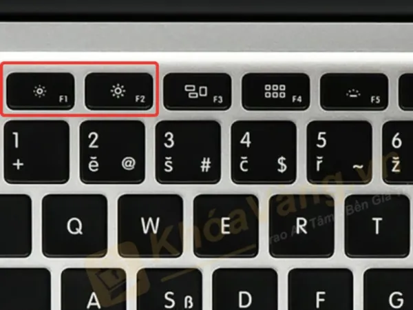 macbook đang dùng bị đen màn hình