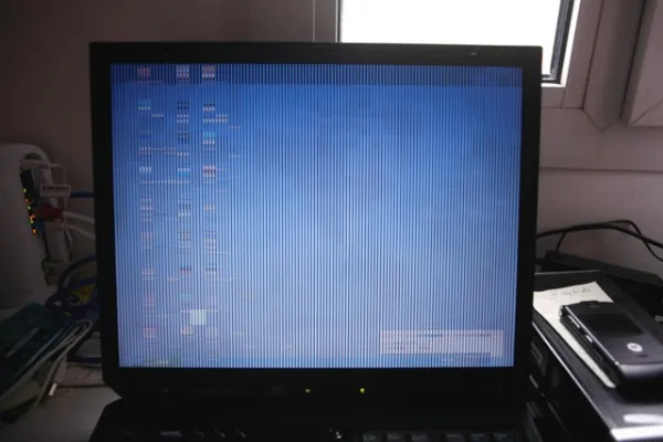 màn hình laptop bị sọc dọc xanh