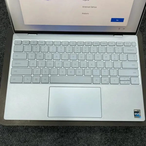 Bàn phím và touchpad của laptop Dell XPS