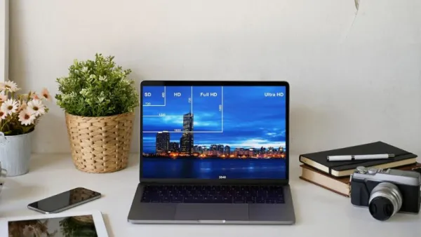 Kiểm tra màn hình laptop trước khi mua máy