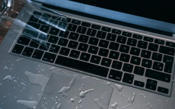 Cách xử lý laptop bị đổ nước vào bàn phím nhanh chóng