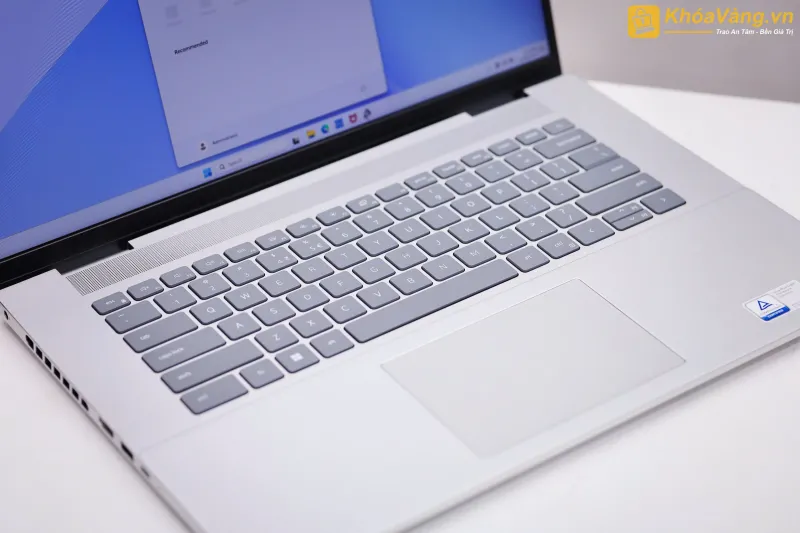 Bàn phím và Touchpad của sản phẩm Dell Inspiron 16 Plus 7630