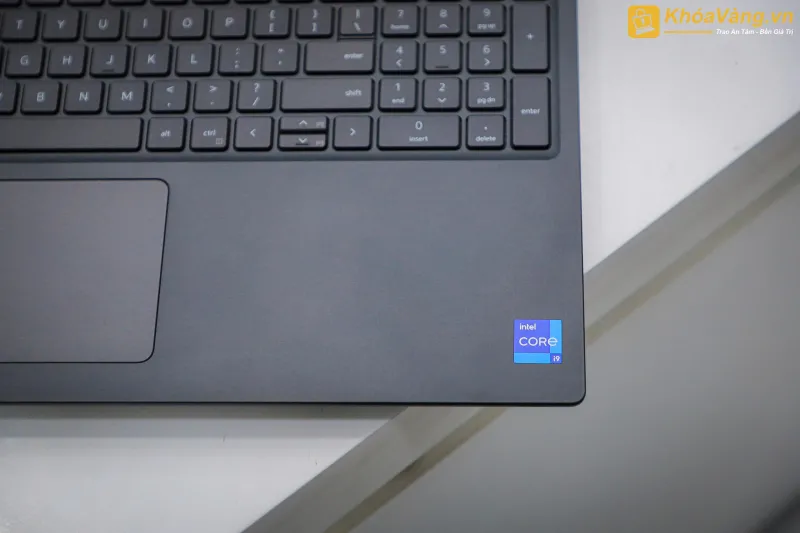 Góc nhìn mặt trước Dell Precision 7680