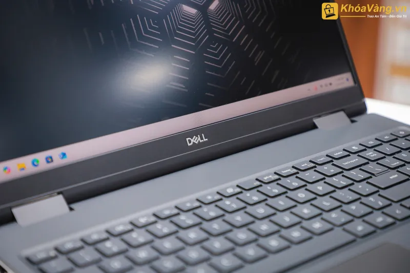 Góc nhìn mặt sau Dell Precision 7680