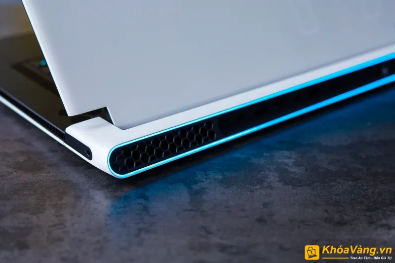 Dell Alienware x17 R1 trang bị nhiều cổng kết nối thông minh, đa dạng