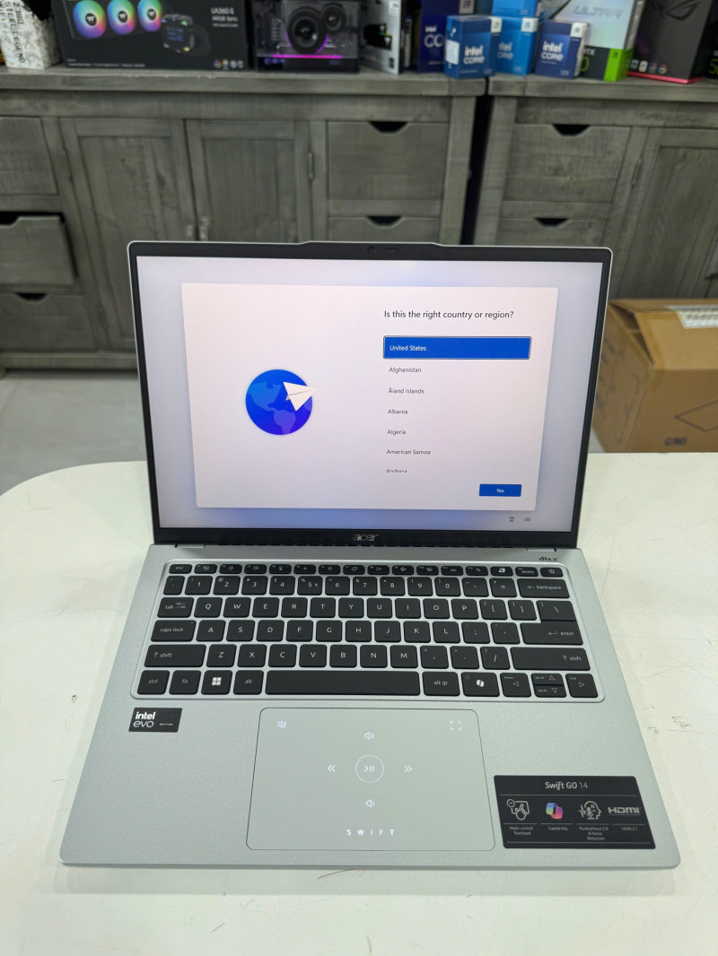 Acer Swift Go SFG14-73T-75FA sở hữu thiết kế mỏng nhẹ, hiện đại và phù hợp với người dùng thường xuyên di chuyển.