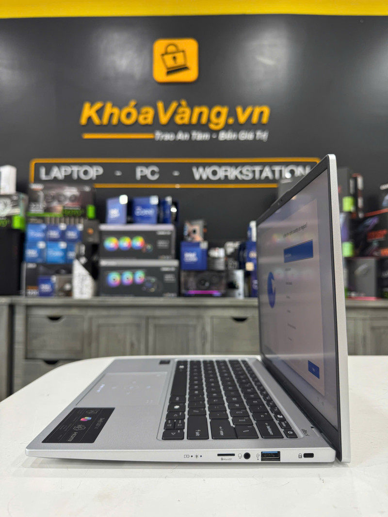 Trọng lượng chỉ 1.32kg giúp Acer Swift Go SFG14-73T-75FA dễ dàng đồng hành trong mọi chuyến đi.