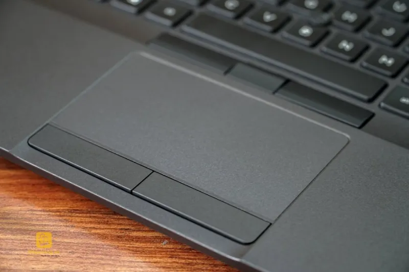 Touchpad trên latitude 5500 được trang bị nút chuột riêng