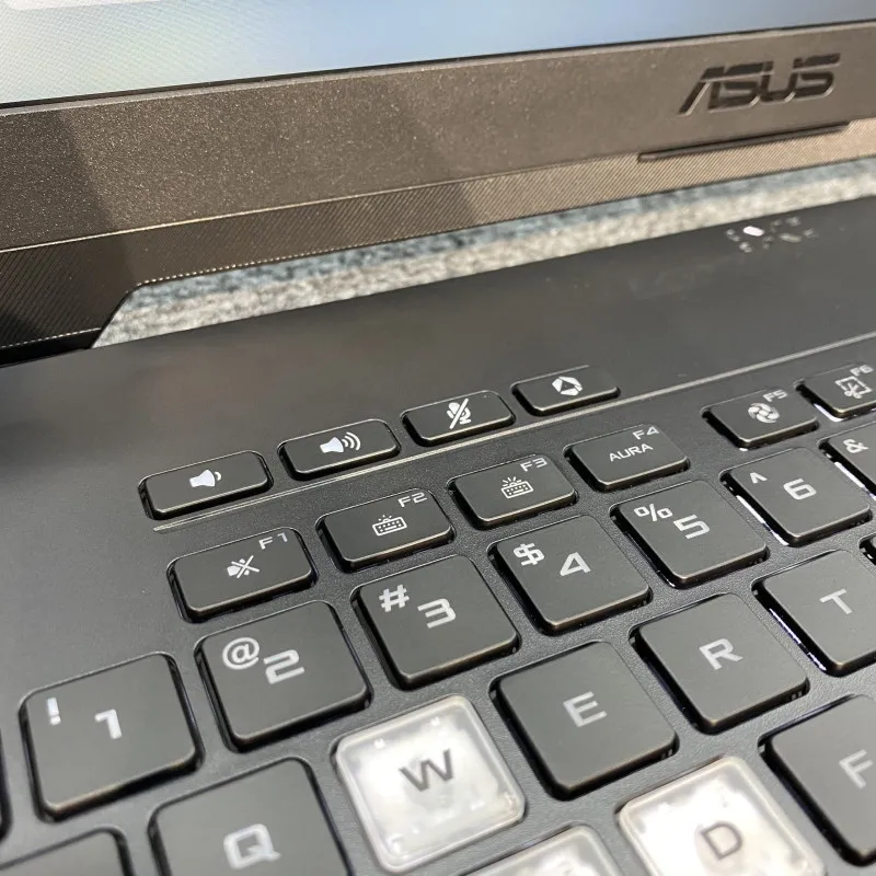 ASUS TUF Dash F15 co thiết kế bàn phím và touchpad đặc trưng cho chơi game