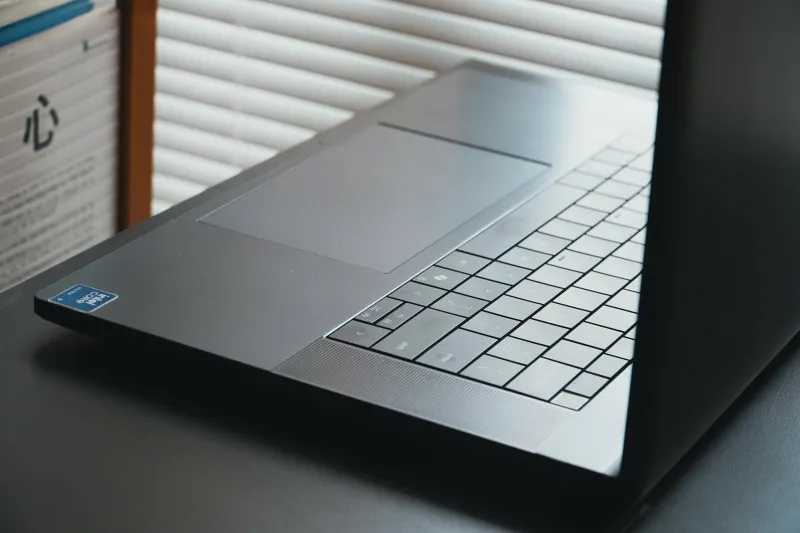 Dell Pro Max 16 Premium MA16250 Like New - Thiết kế