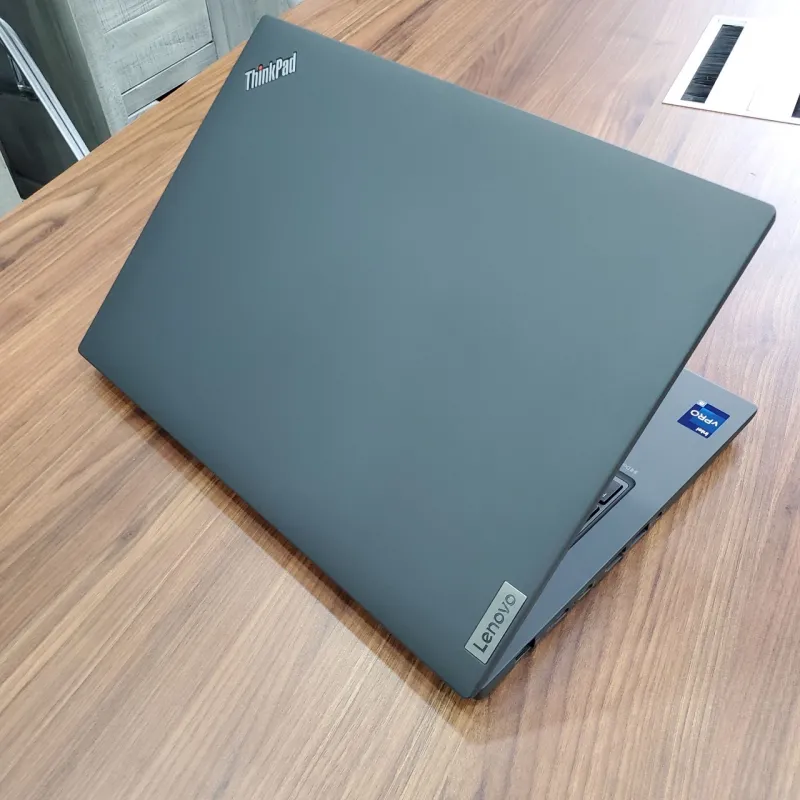 ThinkPad T14 Gen 4 có thiết kế sang trọng và hiện đại