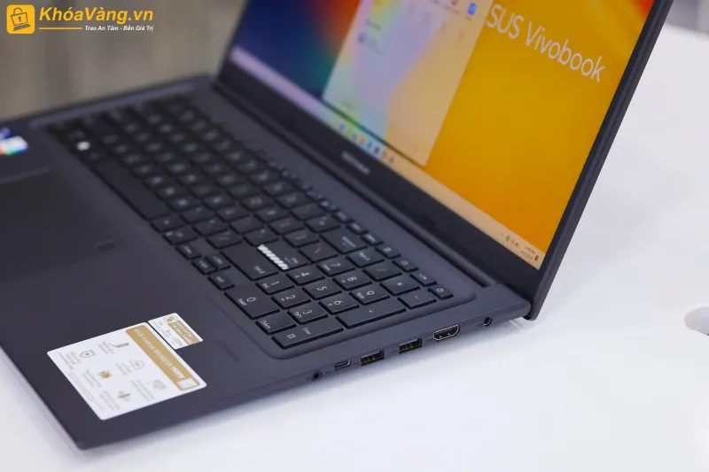 ASUS Vivobook K3704V được trang bị một loạt các tùy chọn kết nối đa dạng