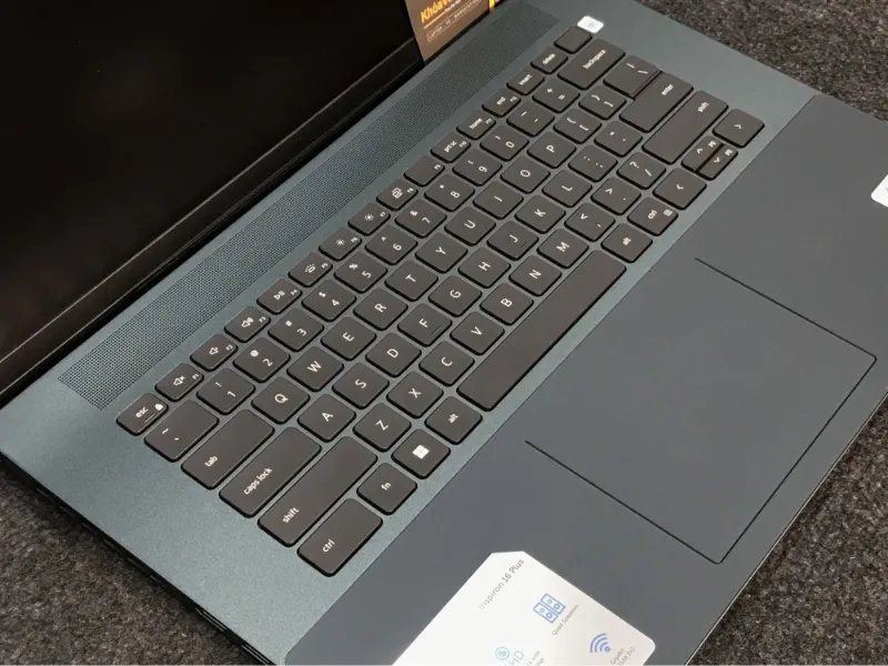 Bàn phím và Touchpad mượt mà, linh hoạt trên Dell Inspiron 16 Plus 7620