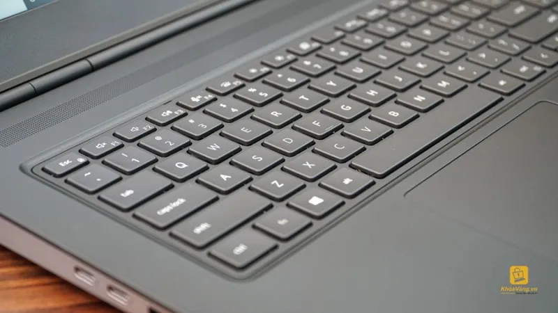 Bàn phím và Touchpad mượt mà, linh hoạt trên Dell Precision 7750
