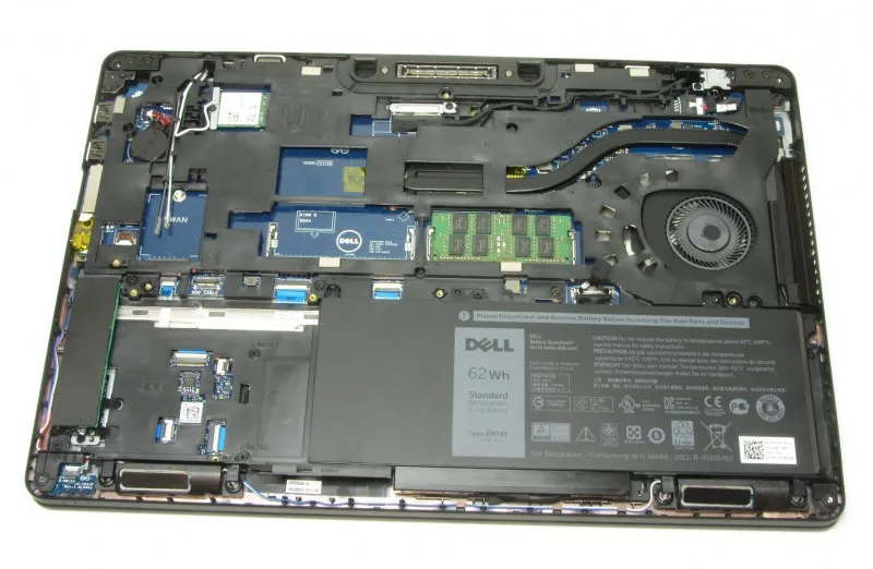 Dell Latitude E5570 còn được trang bị hai khe cắm bộ nhớ và một khe cắm M.2-SSD có thể thay thế đa dàng tùy nhu cầu. Pin có thể thay thế nếu cần thiết.
