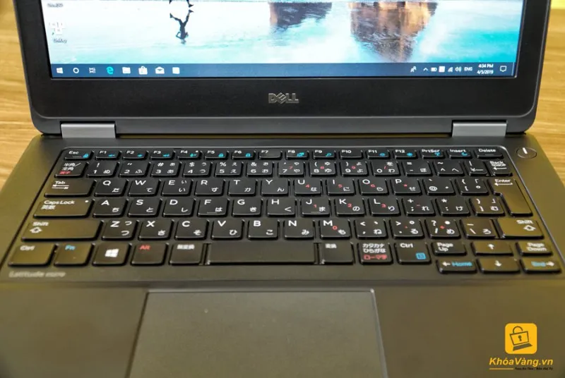 Bàn phím của chiếc Dell Latitude E5270 khá thoải mái khi đánh máy. Với độ sâu của phím là 1.75 mm và lực nhấn là 60 gram vừa đủ để có thể gõ phím thoải mái, thậm chí hơi mạnh tay.