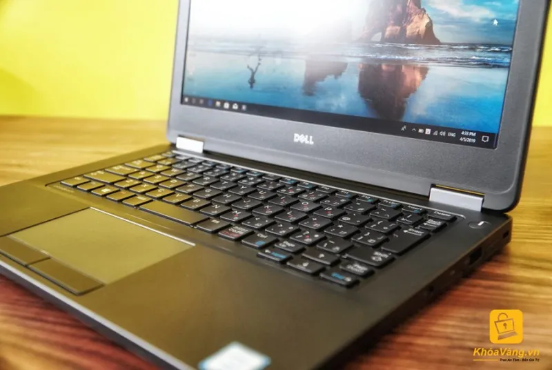 Touchpad của chiếc Dell Latitude E5270 được làm từ nhựa trơn và có độ nhạy khá tốt, 