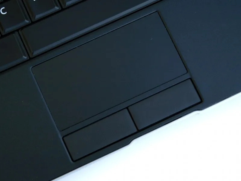 Touchpad Dell được sản xuất bởi Alps Electric và hỗ trợ cử chỉ đa cảm ứng
