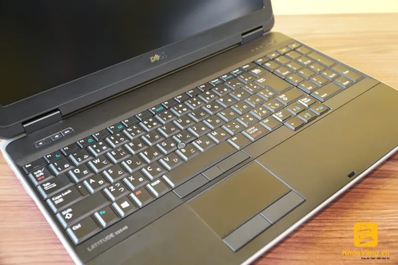 Dell Latitude E6540 có thêm bàn phím phụ nên rất tiện dụng cho người dùng là dân kế toán, văn phòng hay kĩ thuật. 
