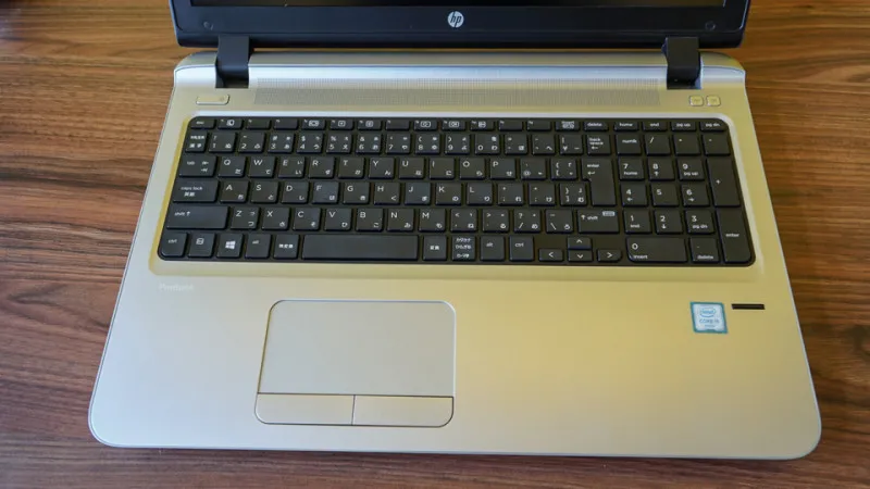 Bàn phím trên HP ProBook 450 G3 là bàn phím chiclet quen thuộc với các phím bấm rộng, đàn hồi tốt, hành trình phím đủ sâu
