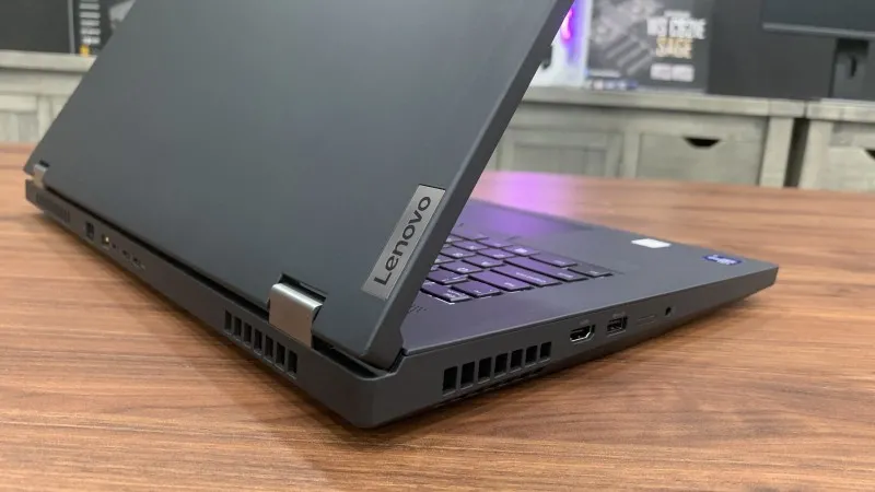 Cổng kết nối bên trái của Lenovo ThinkPad P17 Gen 2 Core i7-11850H | RAM 32GB | SSD 1TB