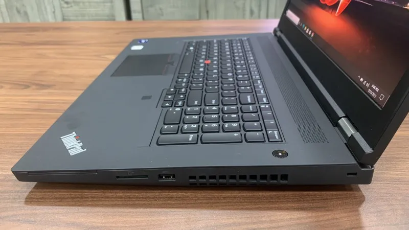 Cổng kết nối bên phải của Lenovo ThinkPad P17 Gen 2 Core i7-11850H | RAM 32GB | SSD 1TB