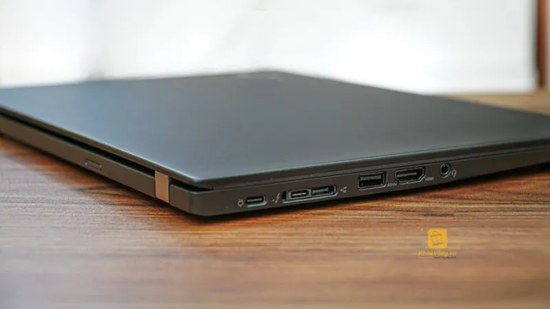 Lenovo ThinkPad T490s được trang bị một loạt các cổng kết nối đa dạng