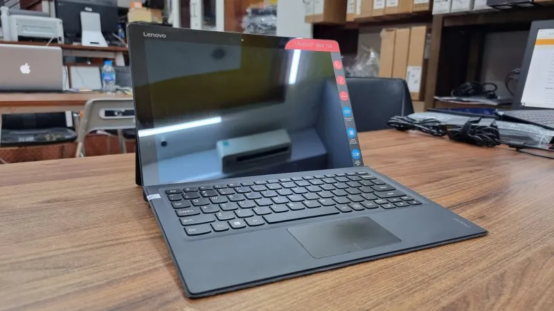 Lenovo Tablet MIIX 700 được trang bị màn hình cảm ứng 12 inch